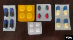 រូបឯកសារ៖ កញ្ចប់​ថ្នាំ​ដែលអ្នក​ជំងឺទូទៅ​ទទួលបានតាម​ឱសថស្ថាន​នានាក្រោយ​ពេលគេ​រៀប​រាប់​អំពី​អាការៈ ជំងឺ​ផ្តាសាយដោយពុំភ្ជាប់​វេជ្ជបញ្ជា ថ្នាំនេះ​សម្រាប់​ផឹក​៤ដង​ ឬ ១ថ្ងៃកន្លះ​ដែល​ផ្សំតាម​ការសុំរបស់អ្នកទិញ​។