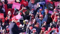 Predsednik Donald Tramp pozdravlja svoje pristalice na mitingu na regionalnom aerodromu u mestu Dubjuk u Ajovi, 1. novembra 2020.