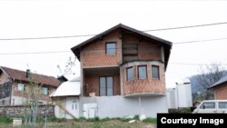 Federalno ministarstvo za pitanja boraca i invalida odbrambeno-oslobodilačkog rata odobrilo je Boračkoj zadruzi „Prva Boračka Plodovi Bosne“ 50.000 KM za izgradnju sabirnog centra za otkup i preradu voće i povrća u Hadžićima, kupovinu opreme i zapošljavanje 12 bivših boraca. Otkup nikada nije pokrenut. (Foto: CIN)