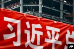 北京市中心的建築工地與宣傳習近平的橫幅。（2017年4月16日）