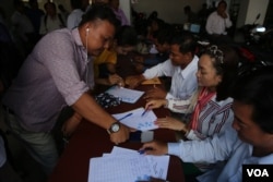 អ្នក​គាំទ្រ​គណបក្ស​សង្រ្គោះជាតិ​រាប់រយនាក់​ប្រមូល​ផ្ដុំ​គ្នា​មក​ផ្តិត​មេដៃ​នៅ​ទី​ស្នាក់ការ​កណ្ដាល​គណបក្ស​សង្រ្គោះជាតិ​នៅថ្ងៃ​ព្រហស្បតិ៍ ​ទី​២​ ខែមិថុនា ឆ្នាំ២០១៦។