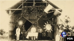 1924年6月16日黄埔开学典礼当天孙中山、宋庆龄、蒋介石等人合影 (VOA截屏)