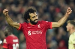 Dan wasan kungiyar kwallon kafa ta Liverpool, Mohamed Salah na murnar zura kwallo ta uku a wasan da kungiyarsa ta buga tsakanin Liverpool da Arsenal a filin wasa na Anfield, dake kasar Ingila, Asabar, 20 ga watan Nuwamba, 2021.