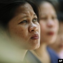 Maids from Indonesia who used to work in Malaysia sit at the temporary shelter for abused maids at the Indonesian embassy in Kuala Lumpur. (File Photo)