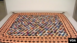 Ipak va baxmaldan ishlangan mana bu yopinchiq katta mukofotlar olgan.