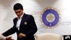 বোর্ড অফ কন্ট্রোল ফর ক্রিকেট ইন ইন্ডিয়া (BCCI) এর নবনির্বাচিত সভাপতি সৌরভ গাঙ্গুলী ভারতের মুম্বাই এ দায়িত্ব নেওয়ার পরে সংবাদ সম্মেলনে অংশ নেয়ার জন্য প্রস্তুতি নিচ্ছেন।২৩ অক্টোবর ২০১৯।(ফাইল ছবি)