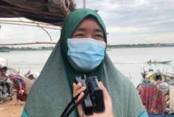 អ្នកស្រី ម៉ាន នាង ជនជាតិខ្មែរឥស្លាមដែលរស់នៅលើទូកបណ្តែតទឹកក្នុងសង្កាត់ជ្រោយចង្វារ ខណ្ឌជ្រោយចង្វារ រាជធានីភ្នំពេញ ថ្ងៃទី៩ ខែមិថុនា ឆ្នាំ២០២១។ (ទុំ ម្លិះ/វីអូអេ)