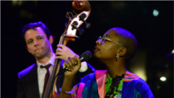 Paul Sikivie於2020年2月3日在林肯中心為勞倫斯·萊瑟斯舉行的紀念音樂會上與歌手塞西爾·麥克洛林·薩爾萬特一起演奏貝斯。 (照片來源: Frank Stewart/Jazz at Lincoln Center )