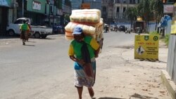 Fenomena buruh gendong di pasar2 tradisional di Solo dan banyak kota lain di Indonesia. (Foto: VOA/Yudha Satriawan)