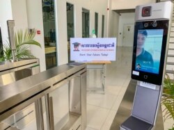 ម៉ាស៊ីន​វាស់​កំដៅទំនើប​ដែល​មាន​ទ្វារ ត្រូវបាន​ដាក់​ប្រើប្រាស់នៅ​សាលាវេស្ទើនអន្តរជាតិ។ ​បើសិន​ជា​អ្នក​ឆ្លង​កាត់ មាន​កំដៅ​លើស​ពី 37.5 អង្សារសេ ទ្វារ​មិន​បើក​ឲ្យ​ចូល​ទេ។