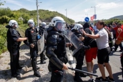 Demonstranti viču na policiju tokom protesta protiv ustoličenja mitropolita Joanikija, u Cetinju, Crna Gora, 4. septembra 2021. (Foto: Rojters, Stevo Vasiljević)
