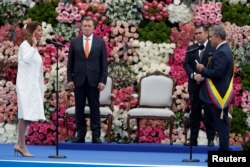 El nuevo presidente de Colombia, Iván Duque (R), juramenta a la vicepresidenta Martha Lucía Ramírez (L) durante su ceremonia de inauguración en la Plaza Bolívar, en Bogotá, Colombia, el 7 de agosto de 2018. REUTERS / Carlos Garcia Rawlins -