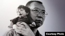 资料照：刘霞作品之一的刘晓波与玩偶