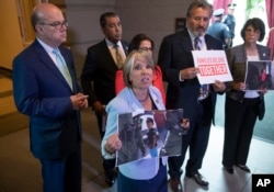 Legisladores demócratas protestan a gritos por la política de separación de familias migrantes ilegales en la frontera, durante una visita del presidente Donald Trump al Capitolio. Junio 19 de 2018.