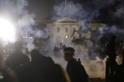 Protesters rally at the White House against the death in Minneapolis police custody of George Floyd, in Washington, D.C., U.S. May 31, 2020. (REUTERS/Jonathan Ernst)