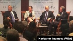 Chapdan jurnalist Deyvid Xoffman, Oq uy rasmiysi Lora Xolgeyt, Davlat departamentidan Endryu Veber va Milliy xavfsizlik arxividan Tom Blanton Strategik va xalqaro tadqiqotlar markazida o'tgan davra suhbatida, 17-noyabr, 2014