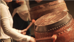 ស្គរគឺជាឧបករណ៍តន្ត្រីបុរណខ្មែរមួយប្រភេទដែលនិយមលេងដោយបុរស។ (រូបថតដោយ៖ Where the Roots Lie)