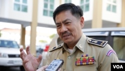 លោកឧត្ដមសេនីយ៍ ជួន ណារិន្ទ ផ្ដល់កិច្ចសម្ភាសដល់អ្នកសារព័ត៌មាន នៅក្រោយបិទបញ្ចប់មហាសន្និបាតប្រចាំឆ្នាំរបស់នគរបាលជាតិ ក្នុងបរិវេណក្រសួងមហាផ្ទៃ រាជធានីភ្នំពេញ កាលពីថ្ងៃទី០៦ ខែកុម្ភៈ ឆ្នាំ២០១៨។ (អូន ឆេងប៉រ/VOA)