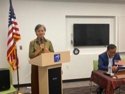 អ្នកស្រី មូរ សុខ​ហួរ អនុប្រធានអតីត​គណបក្សសង្គ្រោះជាតិ ក្នុង​វេទិកា​សាធារណ:ជួបជាមួយ​អ្នកគាំទ្រ នៅ​ក្នុង​បណ្ណាល័យ​ Tyson Pimmit Regional Library នៅក្នុង​ទីក្រុង​ Falls Church រដ្ឋ Virginia កាល​ពីថ្ងៃ​ទី២៣ ខែកញ្ញា ឆ្នាំ ២០២១។ (សឿន វឌ្ឍនា/វីអូអេ)