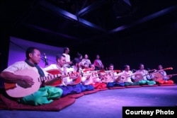 រូបភាពនៃការប្រគុំតន្ត្រីចាប៉ីដងវែង ដែលត្រូវបានដាក់ចូលក្នុងបញ្ជីបេតិកភណ្ឌពិភពលោករបស់អង្គការ UNESCO។ (រូបថតដោយ៖ អង្គការសិល្បៈខ្មែរអមតៈ)