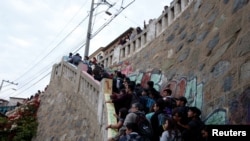 People walk up stairs after a mass evacuation of the entire coastline during a tsunami alert after a magnitude 6.9 earthquake hit off the coast in Valparaiso, Chile, April 24, 2017.