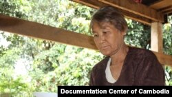 យាយ យុត​ ស្ថិត​នៅ​ផ្ទះ​របស់​គាត់​កាលពី​ឆ្នាំ២០០០។