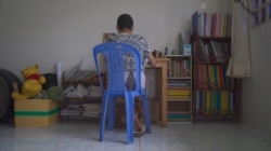 Oun Retra spent of her time studying tips on how to take care of herself with colon cancer, in September, 2019. She eventually passed away in September, 2020. (Khan Sokummono/VOA Khmer)