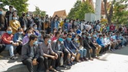 កម្មករ​និយោជិត​ក្រុម​ហ៊ុនណាហ្គា​វើល​ជាង​១០០​នាក់​ប្រមូល​ផ្តុំ​គ្នា​មកដាក់​ញត្តិ​ស្នើ​សុំ​ជំនួយពីរដ្ឋាភិបាល​និង​ប្រាក់​ឧបត្ថម្ភ​ពី​ក្រុម​ហ៊ុននៅខាងមុខ​ក្រសួង​ការងារ​និង​បណ្តុះ​បណ្តាល​វិជ្ជាជីវៈ ​អំឡុង​ពេល​ដែល​ត្រូវ​បា​ព្យួរ​ការងារ​ក្នុង​ពេលដែល​មាន​ជំងឺ​កូវីដ១៩ ភ្នំពេញ ថ្ងៃ​ទី ១៦ ខែមិថុនា ឆ្នាំ២០២០។ (ទុំ ម្លិះ/VOA)