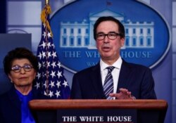 លោក Steven Mnuchin រដ្ឋមន្ត្រី​ក្រសួង​សេដ្ឋកិច្ច​អាមេរិក​ថ្លែង​ក្នុង​សន្និសីទ​កាសែត​មួយអំពី​ការ​ផ្ដល់​ជំនួយ​ផ្នែក​សេដ្ឋកិច្ច នៅក្នុង​បន្ទប់​ធ្វើ​សន្និសីទ​កាសែត​នៅ​សេតវិមាន​។