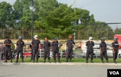 Cambodian police look on as people mark International Human Rights Day in Freedom Park, Phnom Penh, Cambodia, Monday, December 10, 2018. (Aun Chhengpor/VOA Khmer)