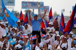 រូបឯកសារ៖ ​លោក​នាយករដ្ឋមន្ត្រី ហ៊ុន សែន ដែល​ក៏​ជា​ប្រធាន​គណបក្ស​ប្រជាជន​កម្ពុជា​ដែល​ជា​គណបក្ស​កាន់​អំណាច​ផង​នោះ លើក​ដៃគ្រវី​ទៅ​កាន់​ក្រុម​អ្នក​គាំទ្រ​ ក្នុង​អំឡុងពេល​យុទ្ធនាការ​ឃោសនា​បោះឆ្នោត​មួយ​នៅ​ថ្ងៃ​ចុងក្រោយ ភ្នំពេញ ថ្ងៃទី២៧ ខែកក្កដា ឆ្នាំ២០១៨។