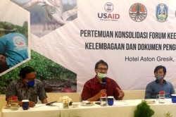 Dialog dalam rangka konsolidasi penguatan forum kelembagaan KEE Ujungpangkah, Gresik (foto: Petrus Riski/VOA).