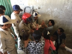 FILE- Cambodia security forces confront former Borei Keila residents on the 5-year anniversary of their forced eviction, Phnom Penh, Cambodia, Tuesday, January 3, 2017. (Kann Vicheika/VOA Khmer)