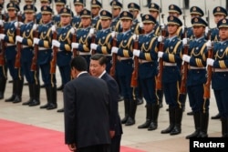 2013年9月22日北京人民大会堂：中国国家主席习近平欢迎委内瑞拉总统马杜罗(左)仪式 - 检阅仪仗队 (资料照片)