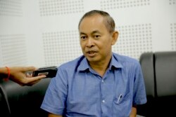 Yi Soksan, senior investigator for local human rights group Adhoc, is seen speaking at VOD's studio, in Phnom Penh, Sept. 11, 2019. (Tum Malis/VOA Khmer)