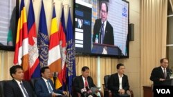 សន្នសីទព័ត៌មានព័ត៌មាន​ស្តីពី​មីក្រូ​ហិរញ្ញវត្ថុ​ និងផលប៉ះពាល់​ រៀប​ចំ​ដោយ​អង្គភាព​អ្នកនាំ​ពាក្យ​រាជរដ្ឋាភិបាល​នៅ​ទីក្រុង​ភ្នំពេញ​ថ្ងៃទី​២៩​ ខែ​សីហា​ ឆ្នាំ​២០១៩។ (ហ៊ុល រស្មី/VOA)​