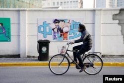 2018年2月26日，上海街道上一幅描繪中國國家主席習近平和醫生、廚師、警察等人在一起的漫畫，上面寫著“中國夢”。