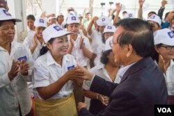 លោក កឹម សុខា​ ប្រធាន​គណបក្ស​សង្គ្រោះ​ជាតិ​ ក្នុង​ពិធី​ជួបជុំ​បេក្ខនារី​សម្រាប់​ការ​បោះឆ្នោត​ឃុំ​សង្កាត់​ នៅ​ទី​ស្នាក់ការ​គណបក្ស​ ក្នុង​រាជធានី​ភ្នំពេញ នៅ​ថ្ងៃទី​១៧ ខែ​ឧសភា​ ឆ្នាំ​២០១៧។ (ហ៊ាន សុជាតា/VOA)