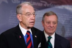 លោក Charles Grassley (រូប​ឆ្វេង) ចូលរួម​ក្នុង​សន្និសីទ​កាសែត​មួយ​អំពី​ច្បាប់​កំណែ​ទម្រង់​កាត់​ទោស​បទឧក្រិដ្ឋ​នៅ​វិមាន​សភា Capitol ក្នុង​រដ្ឋធានី​វ៉ាស៊ីនតោន កាលពី​ថ្ងៃទី២៨ ខែមេសា ឆ្នាំ២០១៦។