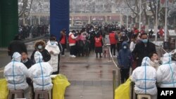 中国河南郑州居民排队接受新冠病毒核酸检测。（2022年1月5日）