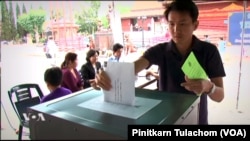 (File)ผู้มีสิทธิเลือกตั้งชาวไทยในนครลอส แองเจลิสลงคะแนนในการเลือกตั้งฯนอกราชอาณาจักรเมื่อปี พ.ศ.2554