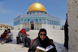 Wanawake wa Kipalestina wakisoma Quran nje ya msikiti Mtukufu wa Al-Aqsa wakati wa sala ya Ijumaa, ikiwa bado janga la corona linaendelea.