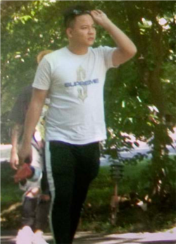 起诉书附上的监控照片显示郑从英(译音)在“猎狐”对象“男甲”住宅附近活动。