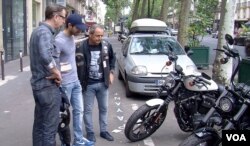 Owner's group Vice President Patrick Sarfati, right, and Bastille dealership co-director Richard Clairefond check out a Harley. (L. Bryant/VOA)