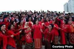 Seluruh anggota DPR dari fraksi PDI-Perjuangan berpose bersama seusai pelantikan Selasa (1/10), menunjuk ke arah Puan Maharani sebagai Ketua DPR. Terlihat banyak perempuan duduk di kursi DPR. (Courtesy: PDI-P)