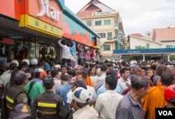 ប្រជាពលរដ្ឋ​មក​ចោមរោម​សព​លោក​ កែម ឡី​ នៅ​ស្ថានីយ៍​ប្រេងឥន្ធនៈកាល់តិច ​នៅ​រាជធានី​ភ្នំពេញ​ បន្ទាប់​ពី​លោក​ត្រូវ​ក្មាន់​កាំភ្លើង​បាញ់​សម្លាប់​នៅថ្ងៃ​អាទិត្យ​ ទី​១០ ខែ​កក្កដា​ ឆ្នាំ​២០១៦។ (ឡេង ឡែន/VOA)