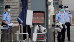 中國警察2020年9月22日在北京市第二中級人民法院前限制人員進入（路透社）