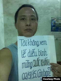 Cư dân Hà Nội Bùi Thế Anh phản đối việc tổ chức diễu binh, diễu hành rầm rộ bằng cách chụp ảnh với tấm biển ‘Tôi không xem lễ diễu binh mừng quốc khánh 2/9/2015. Còn bạn?’