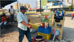 La venta ambulante es vital para muchos en un país donde la tasa de desempleo en Venezuela ronda entre el 56 y el 60 por ciento, afirma el economista y analista financiero Jesús Casique. [Foto: Gustavo Ocando Alex]