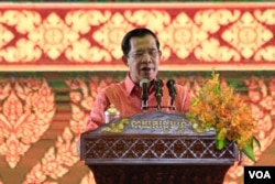 រូបឯកសារ៖ លោក​ នាយក​រដ្ឋមន្ត្រី ហ៊ុន សែន​ ថ្លែង​ទៅកាន់​មហាជន​ ក្នុង​កម្មវិធី​អបអរសាទរ​ការដាក់ប្រសាទ​សំបូរ​ព្រៃគុក​ ក្នុង​បញ្ជីរបេតិកភណ្ឌពិភពលោក​, នៅរាជធានីភ្នំពេញ​, នៅថ្ងៃទី​១៧​ ខែកក្កដា ឆ្នាំ​២០១៧។ (អូន​ ឆេងប៉រ/​ VOA)